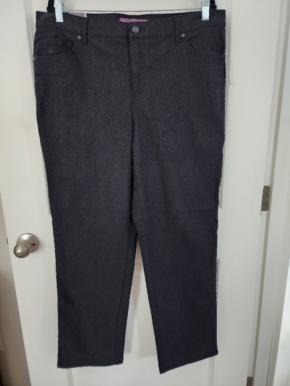 Gloria Vanderbilt Black Textured Straight-Leg Pants. New With Tags. Size 16.
